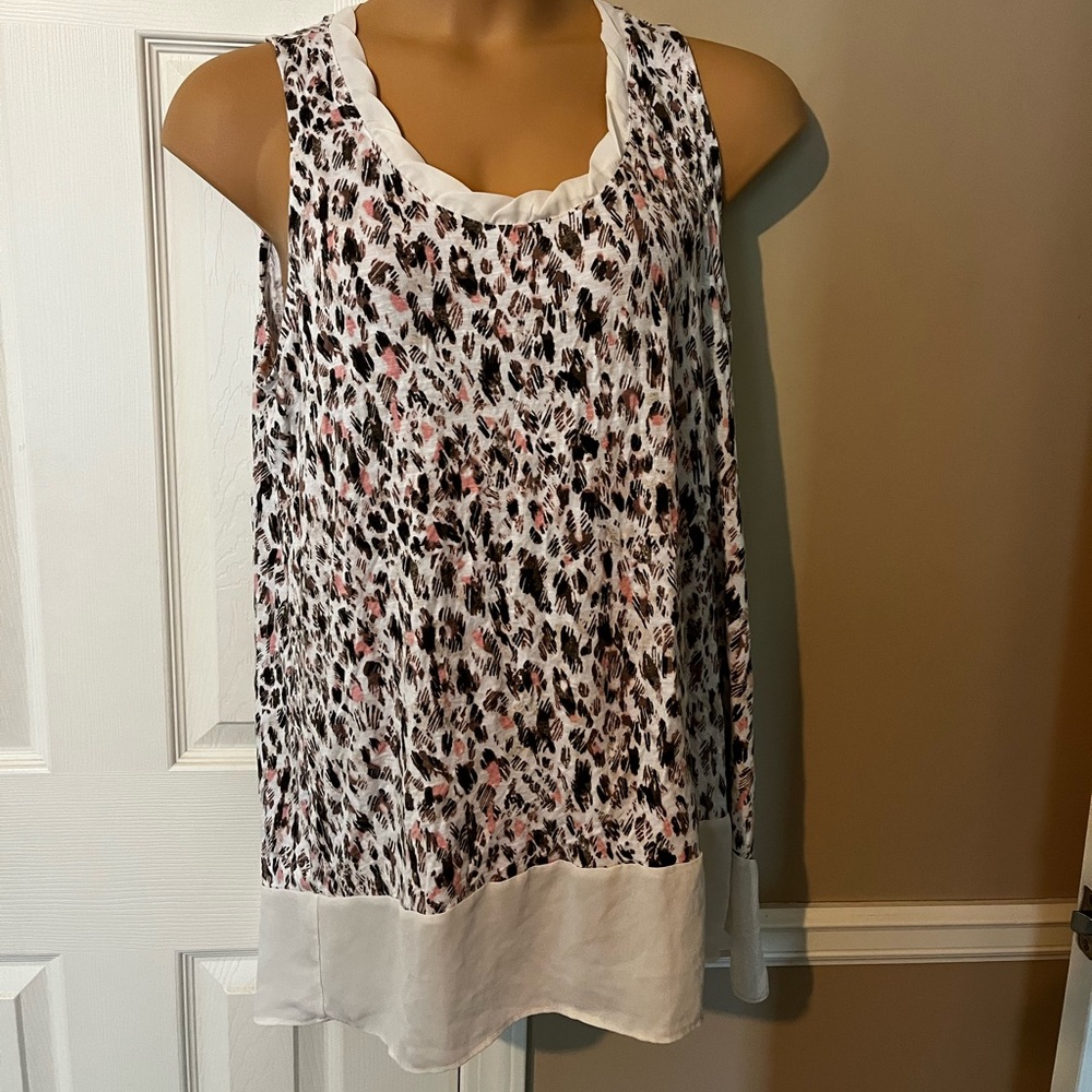 Long sleeveless top